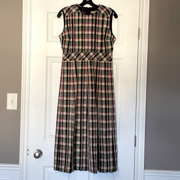 ☀️Host Pick☀️Burberry dress - Sleeveless Pleated, Georgette - Picture 3 of 10